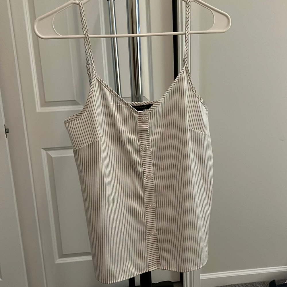 Cotton tank. Button front detail.
